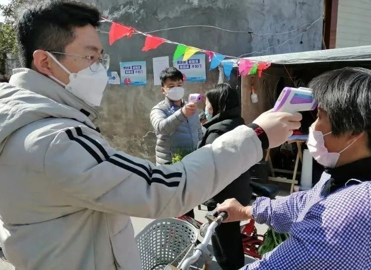重庆龙华镇农庆村干部，疫情下的坚守与温暖