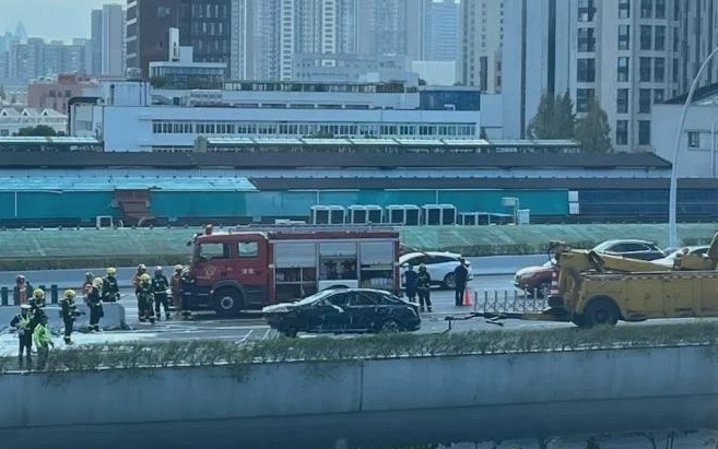 上海一客车撞护栏致1死2伤，交通安全问题再敲警钟