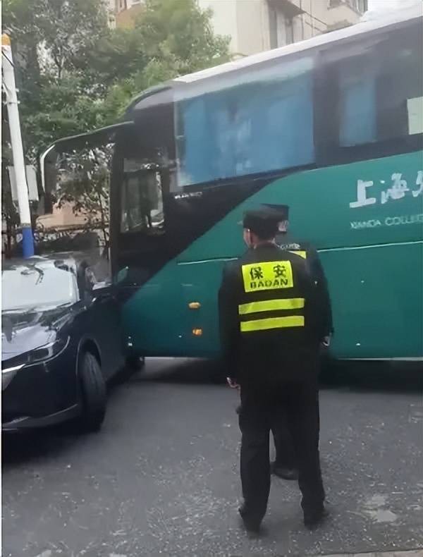 上海一客车撞护栏致1死2伤，交通安全问题再敲警钟