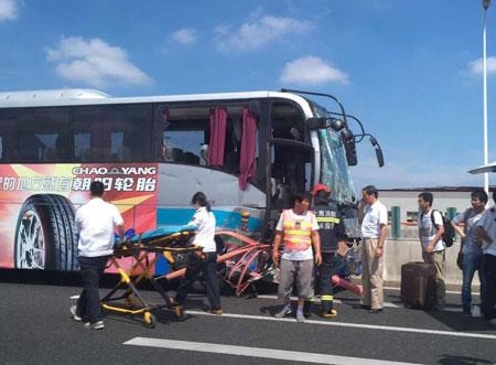 上海一客车撞护栏致1死2伤，交通安全问题再敲警钟