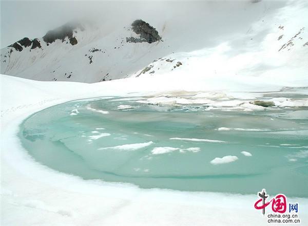 成都春节冰雪旅游升温，年味文化与冰雪运动完美融合
