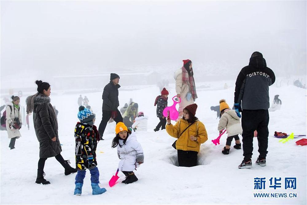 成都春节冰雪旅游升温，年味文化与冰雪运动完美融合