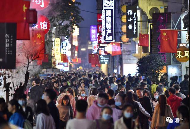 上海与长沙，疫情下的城市共舞与挑战