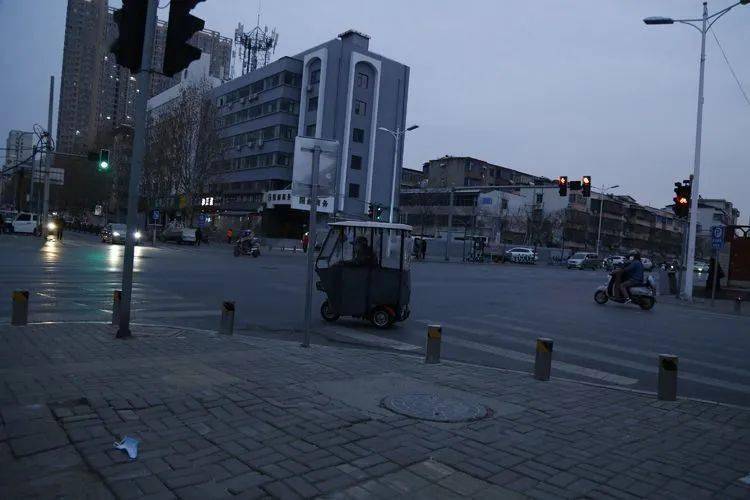 上海疫情下的济南路，城市记忆与希望之光交织