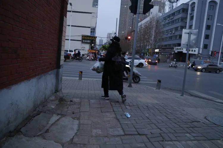 上海疫情下的济南路，城市记忆与希望之光交织